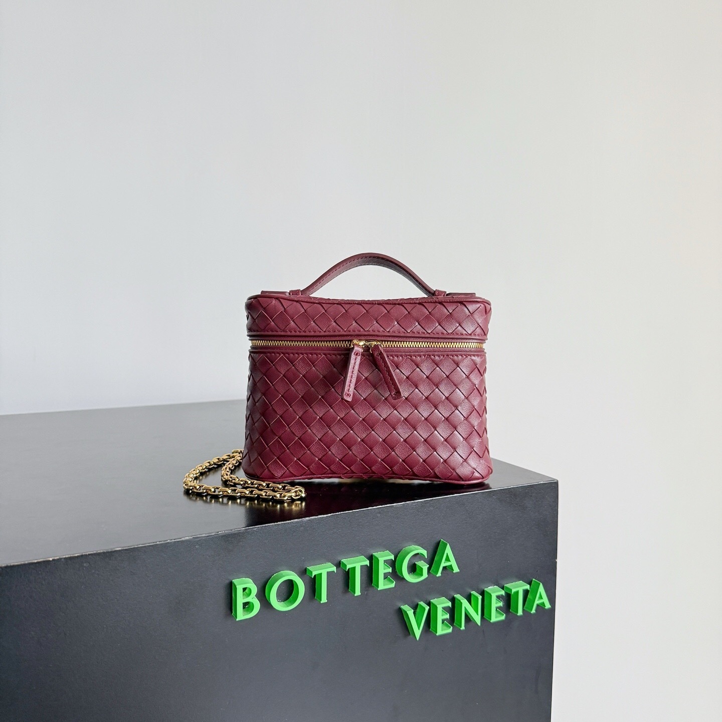 Bottega Veneta Bang Bang Small vanity bag in intrecciato leather color burgundy