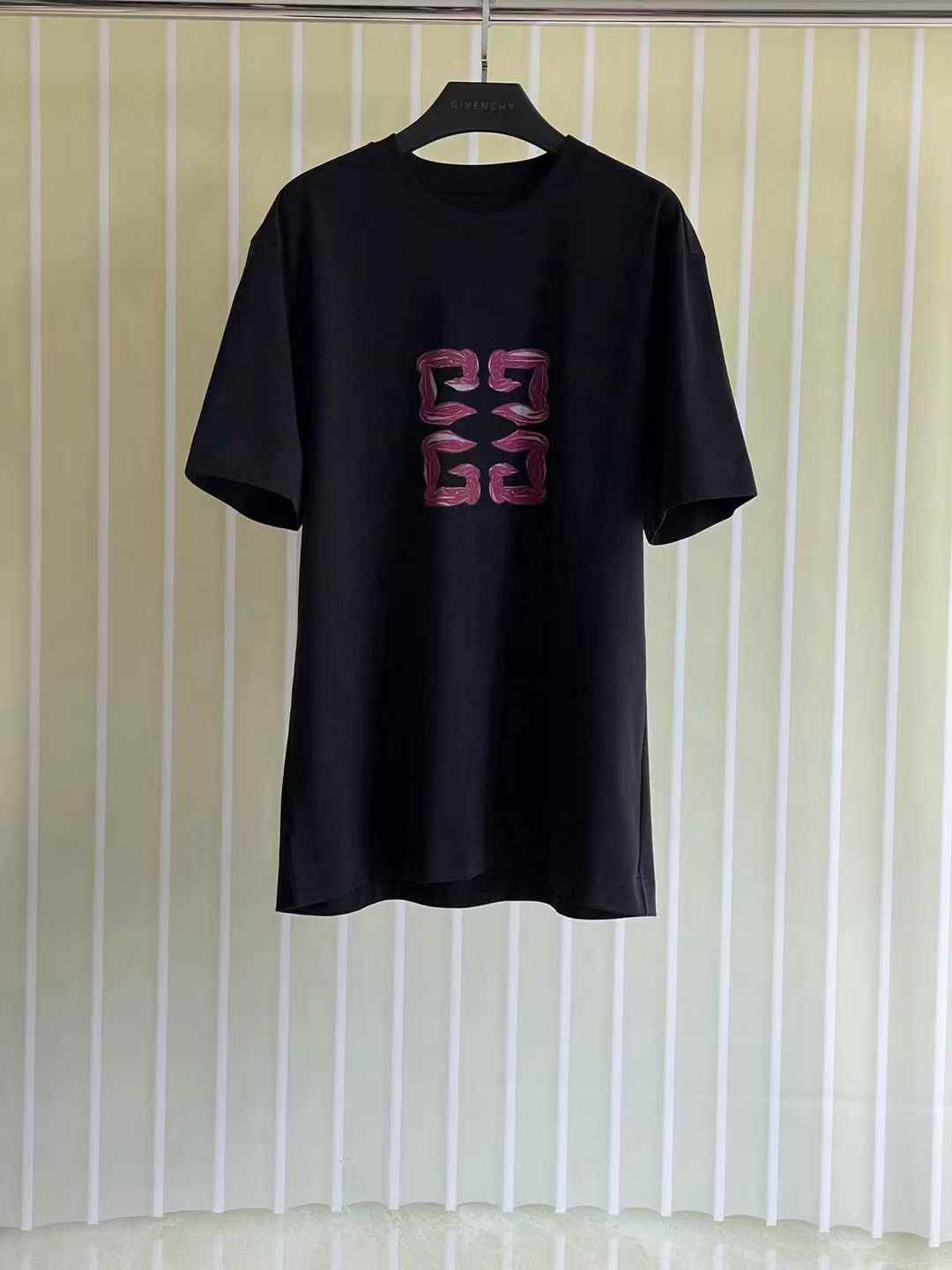 Givenchy black cotton T-shirt with a red 4G logo graphic