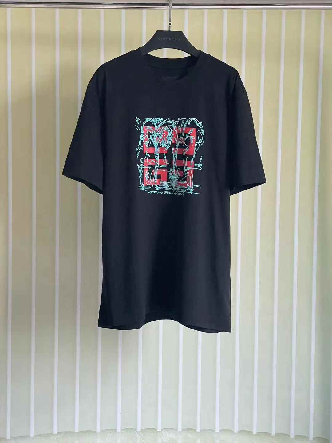 Givenchy 4G logo-print cotton T-shirt in black with a red and teal graphic print