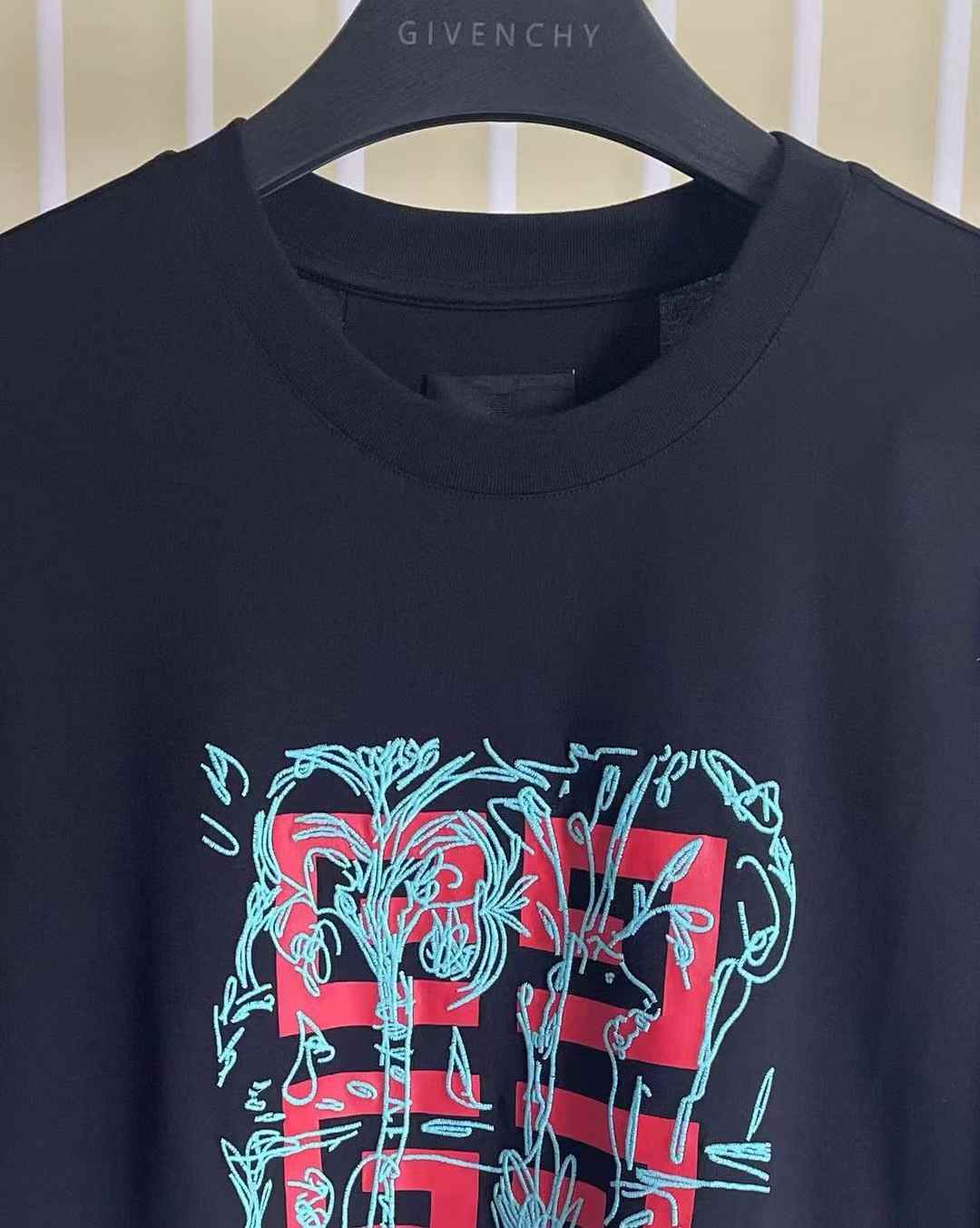 Givenchy 4G logo-print cotton T-shirt in black with a red and teal graphic print