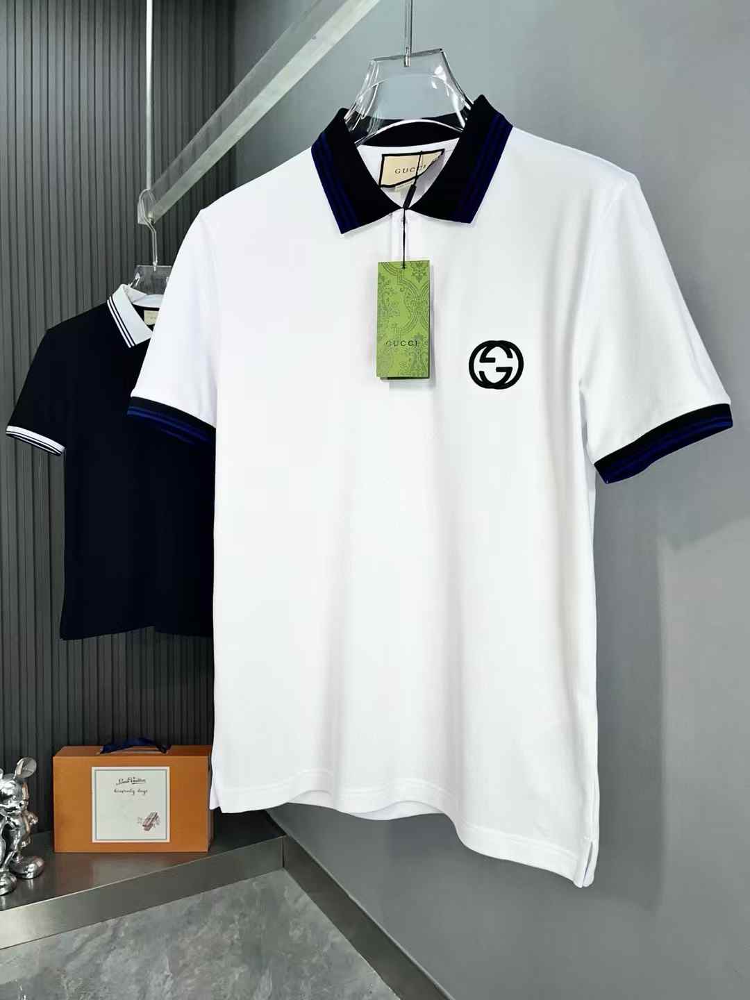 Gucci men's polo shirt in white cotton piquet with a navy blue G logo embroidery on the chest