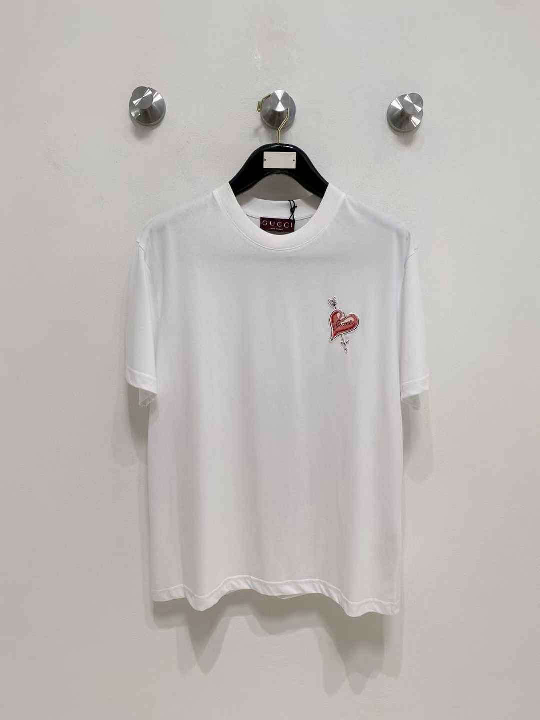 Gucci white cotton t-shirt with a red heart and arrow graphic