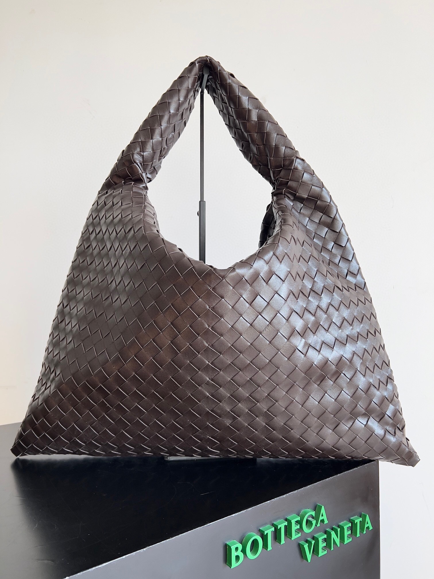 Bottega Veneta Large Hop shoulder bag in brown Intrecciato woven leather