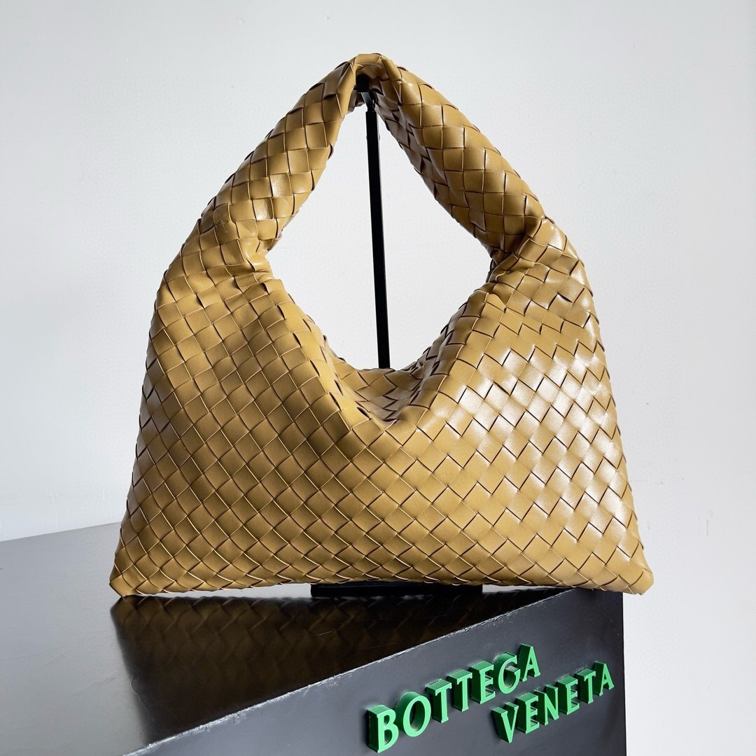 Bottega Veneta Hop shoulder bag in intrecciato woven leather