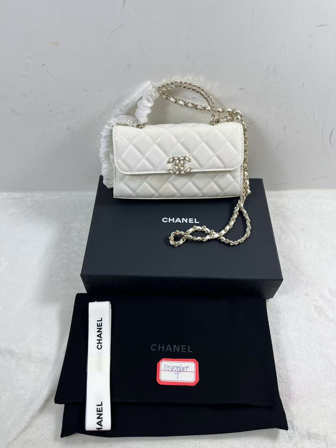 Chanel Kelly Chain Clutch in white caviar leather with gold hardware size18cm
