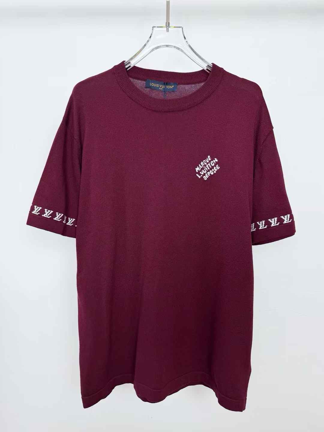 LV short-sleeved T-shirt in plum with a printed logo on the chest and the brand's monogram on the sleeves