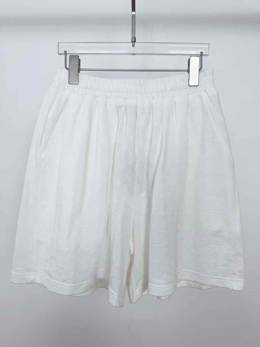 LV Camuto Women's Wide Leg Pleated Shorts in white