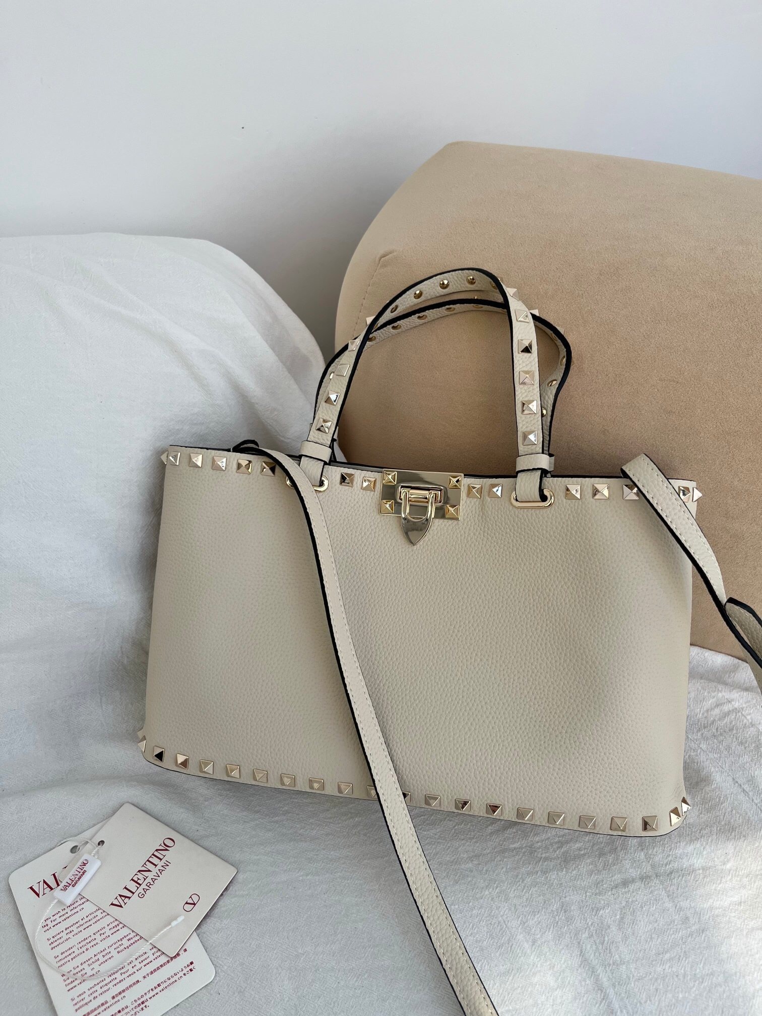 Valentino Garavani Rockstud tote bag in beige or 'poudre' grained leather with gold-tone hardware