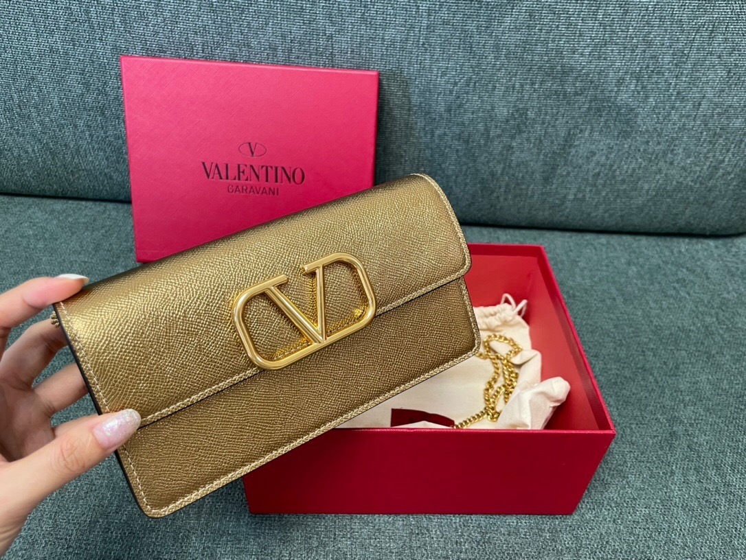 Valentino Garavani VLogo Signature wallet on-chain in a gold-tone grained calf leather