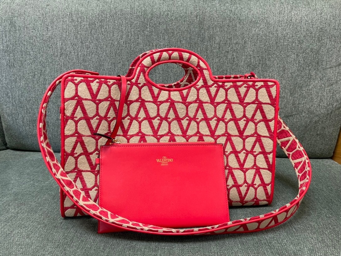 Valentino Garavani Le Troisième shopping bag in red and beige Toile Iconographe jacquard with a removable shoulder strap and inner pouch