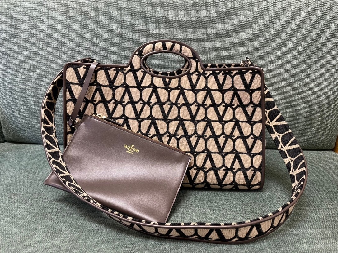 Valentino Garavani Le Troisième Toile Iconographe shopping bag in a black and beige jacquard fabric with a detachable shoulder strap and a removable inner pouch