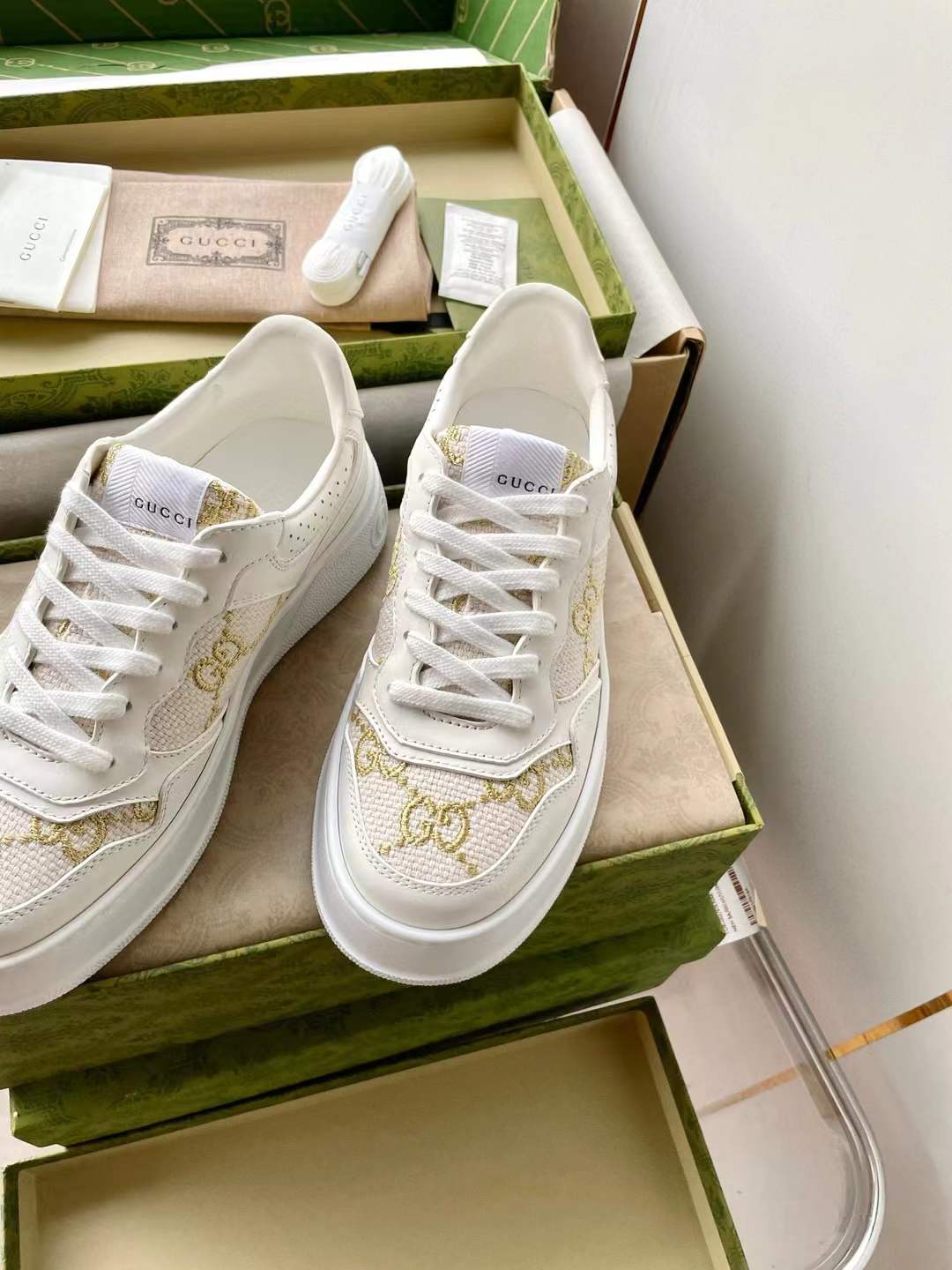 Gucci GG Platform low-top sneakers in white leather with gold lamé GG fabric
