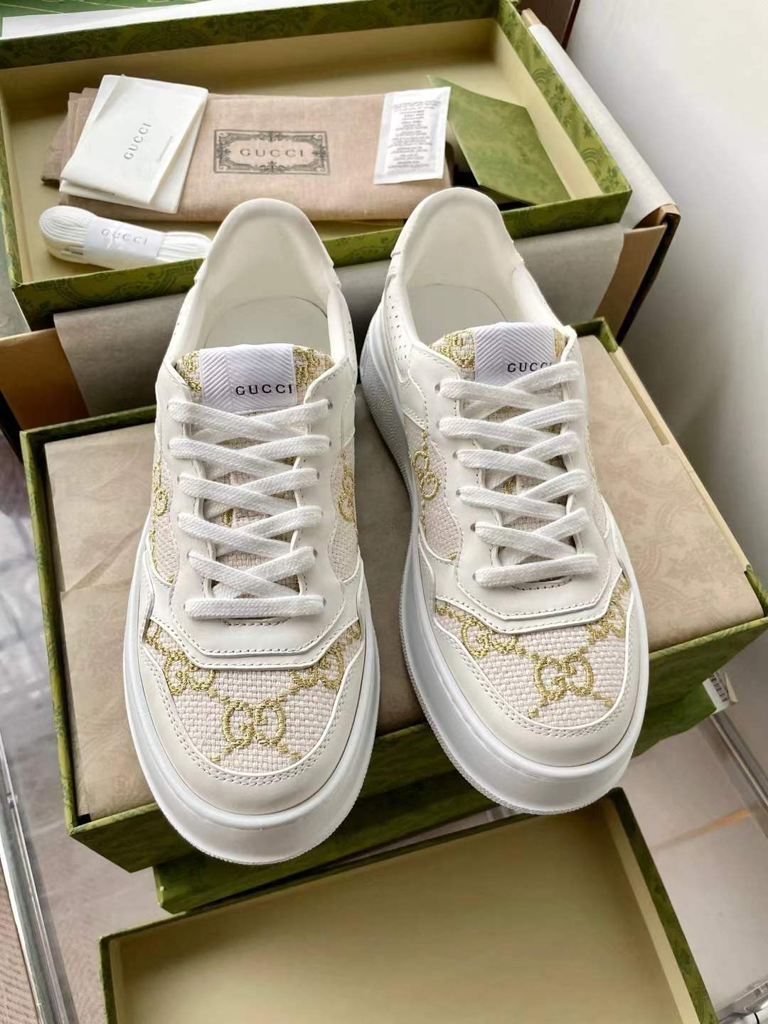 Gucci GG Platform low-top sneakers in white leather with gold lamé GG fabric