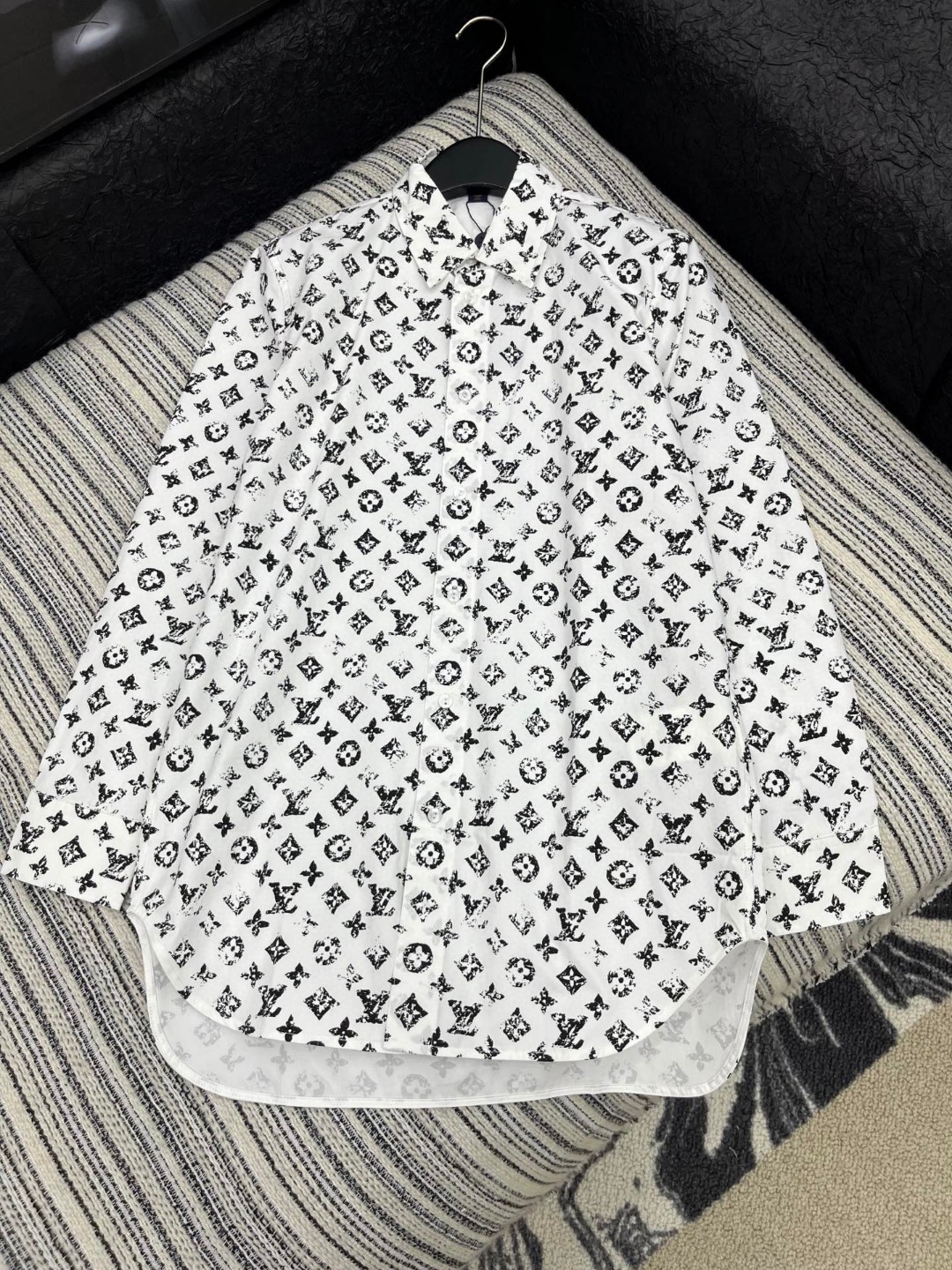 LV 1A1296 Graphic Monogram Shirt