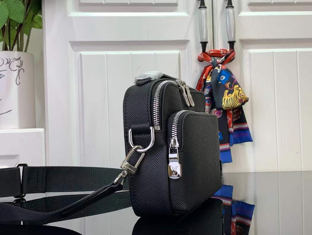 LV Avenue Messenger bag in black Taiga leather