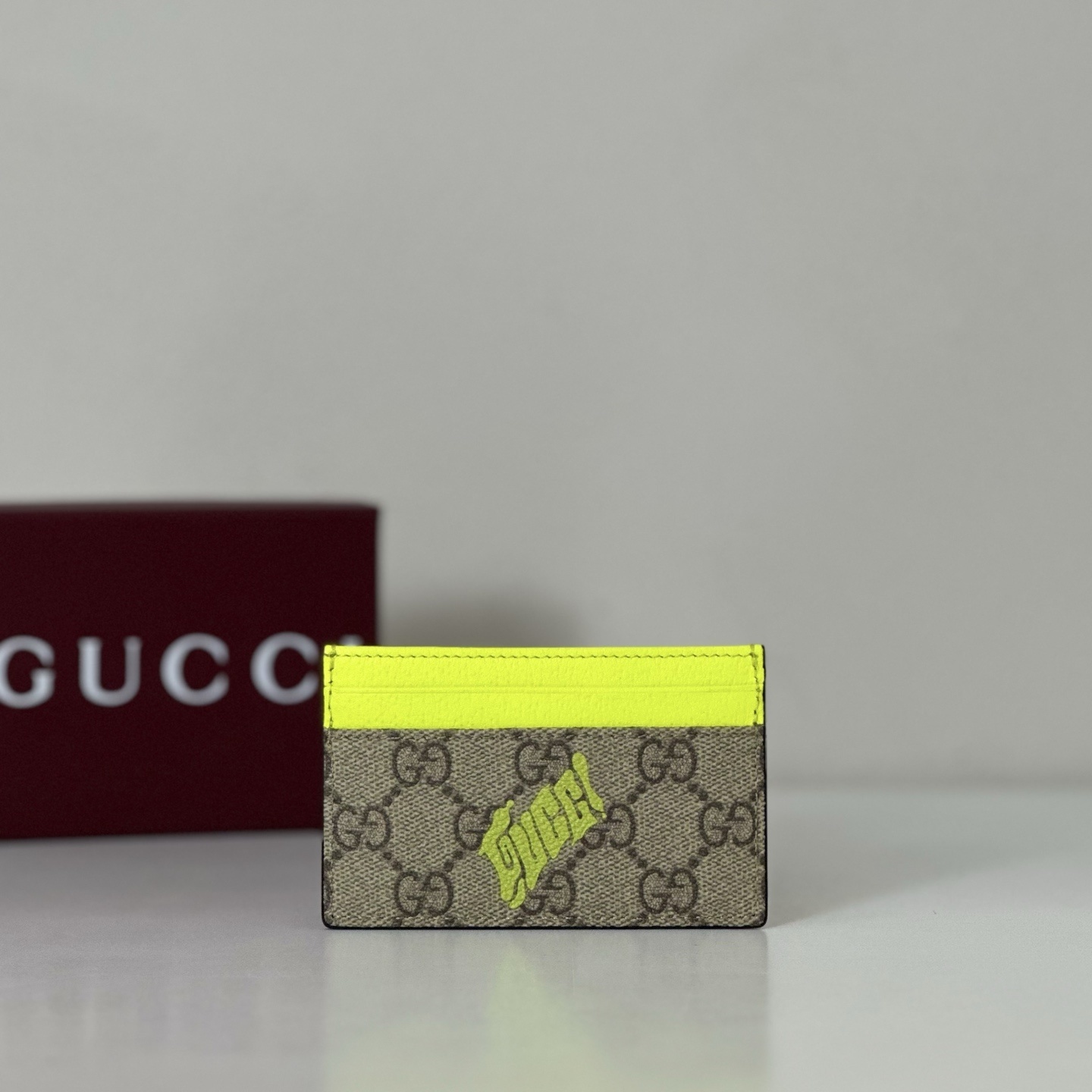 Gucci GG Canvas card holder in beige and ebony GG monogram canvas with neon yellow leather trims
