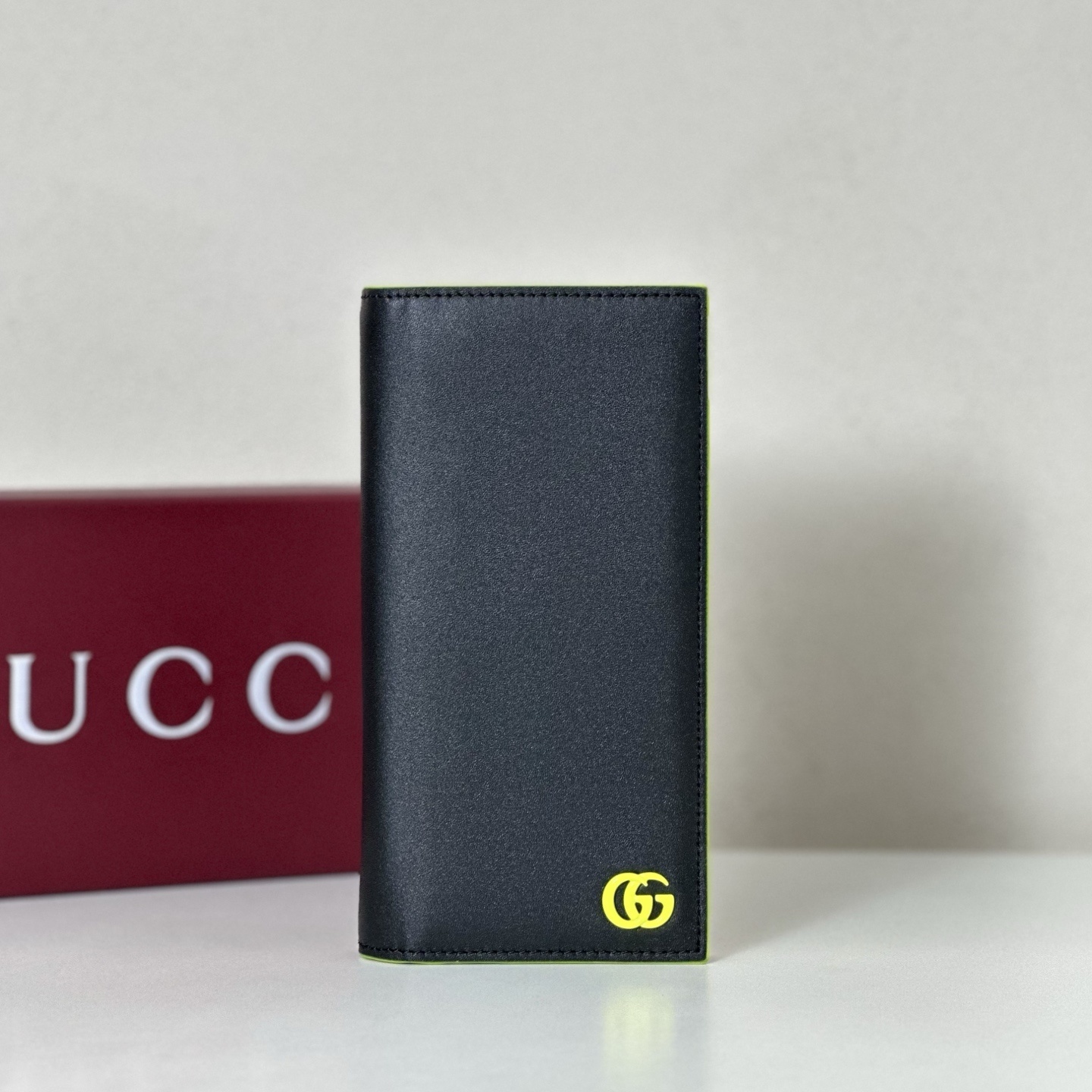 Gucci GG Marmont leather wallet signature Double G logo.