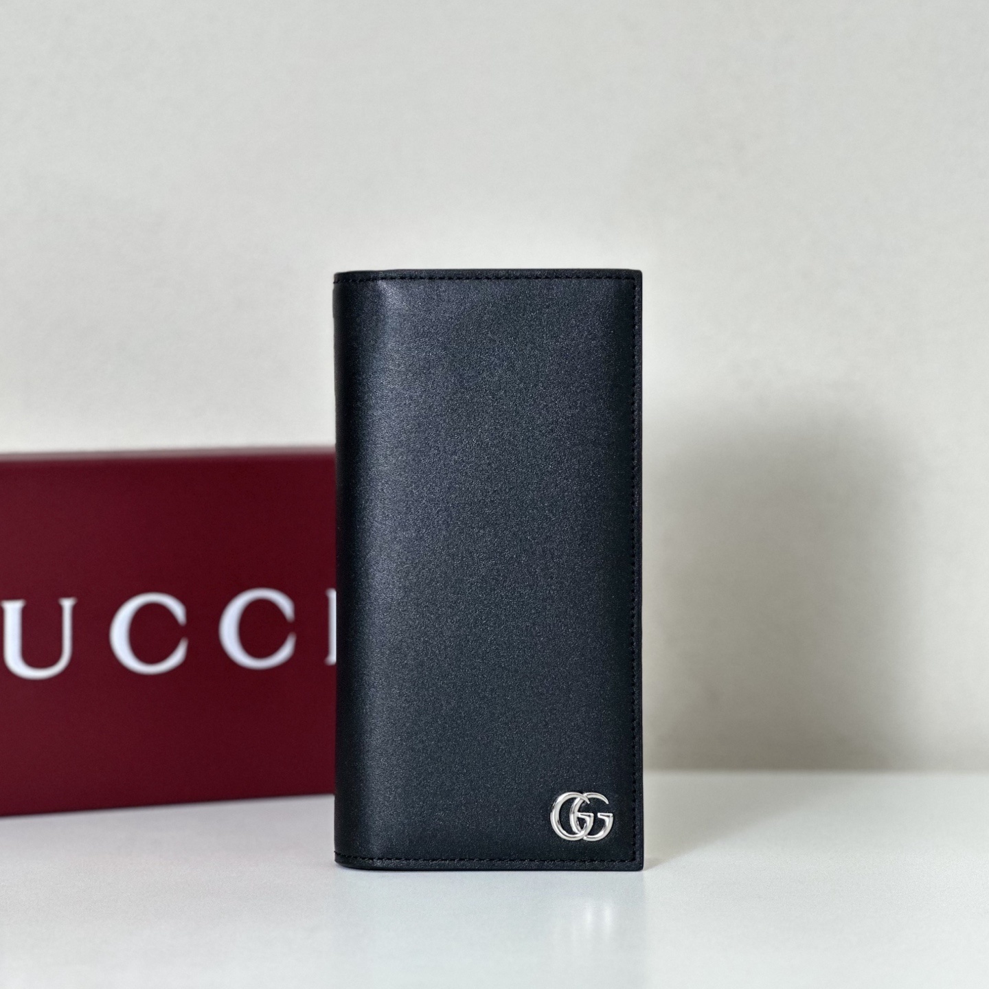 Gucci GG Marmont long wallet in black leather with the signature Double G logo