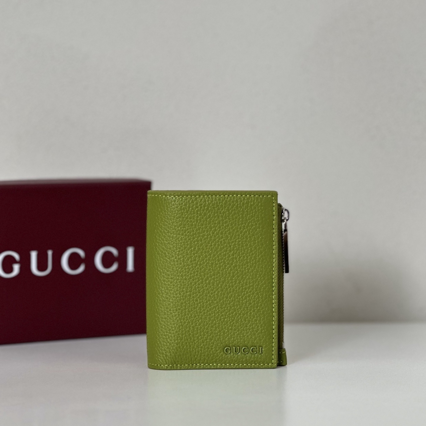 Gucci leather bi-fold card holder in green calf leather