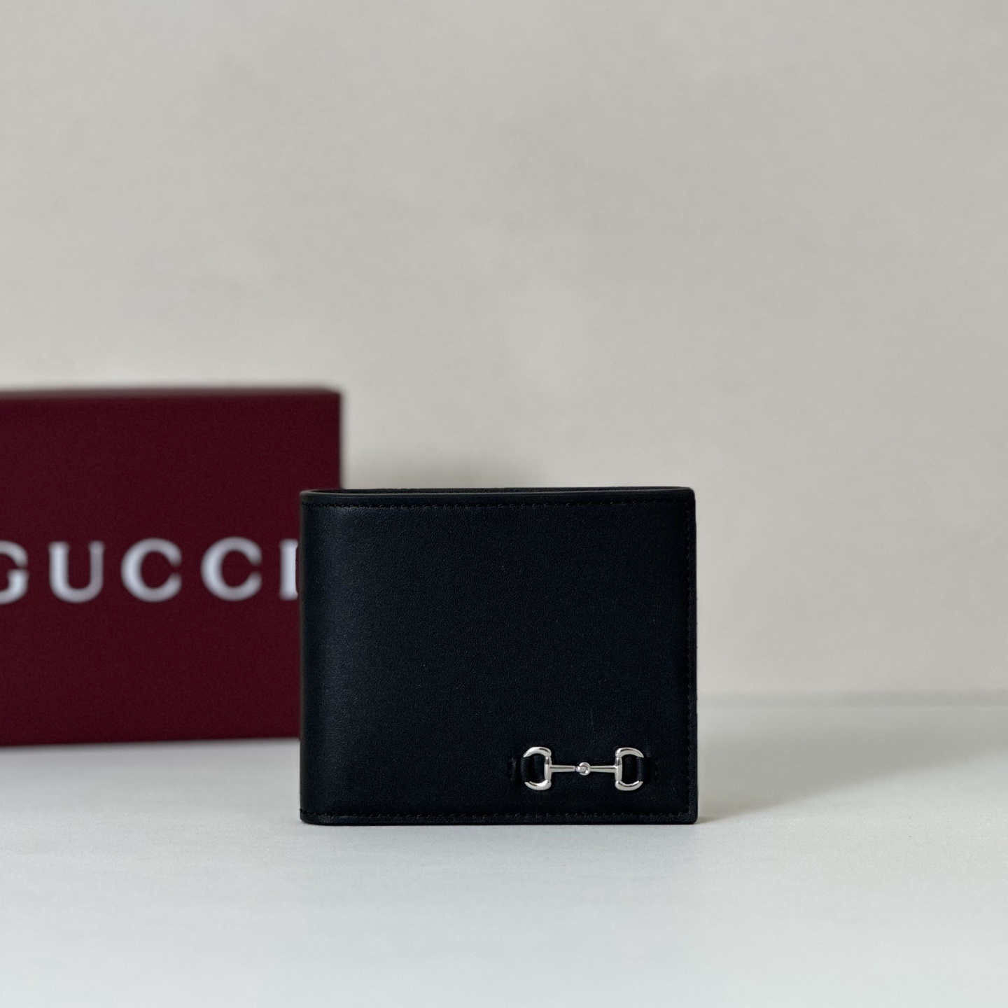 Gucci bi-fold wallet in black leather with a silver-toned Horsebit detail