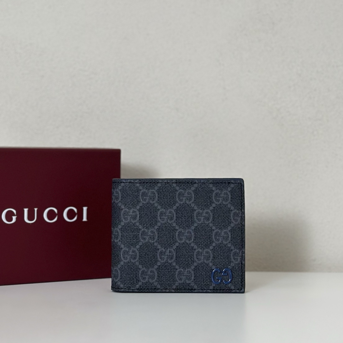 Gucci Bifold GG wallet in the blue GG Supreme fabric with a contrasting smooth leather interior
