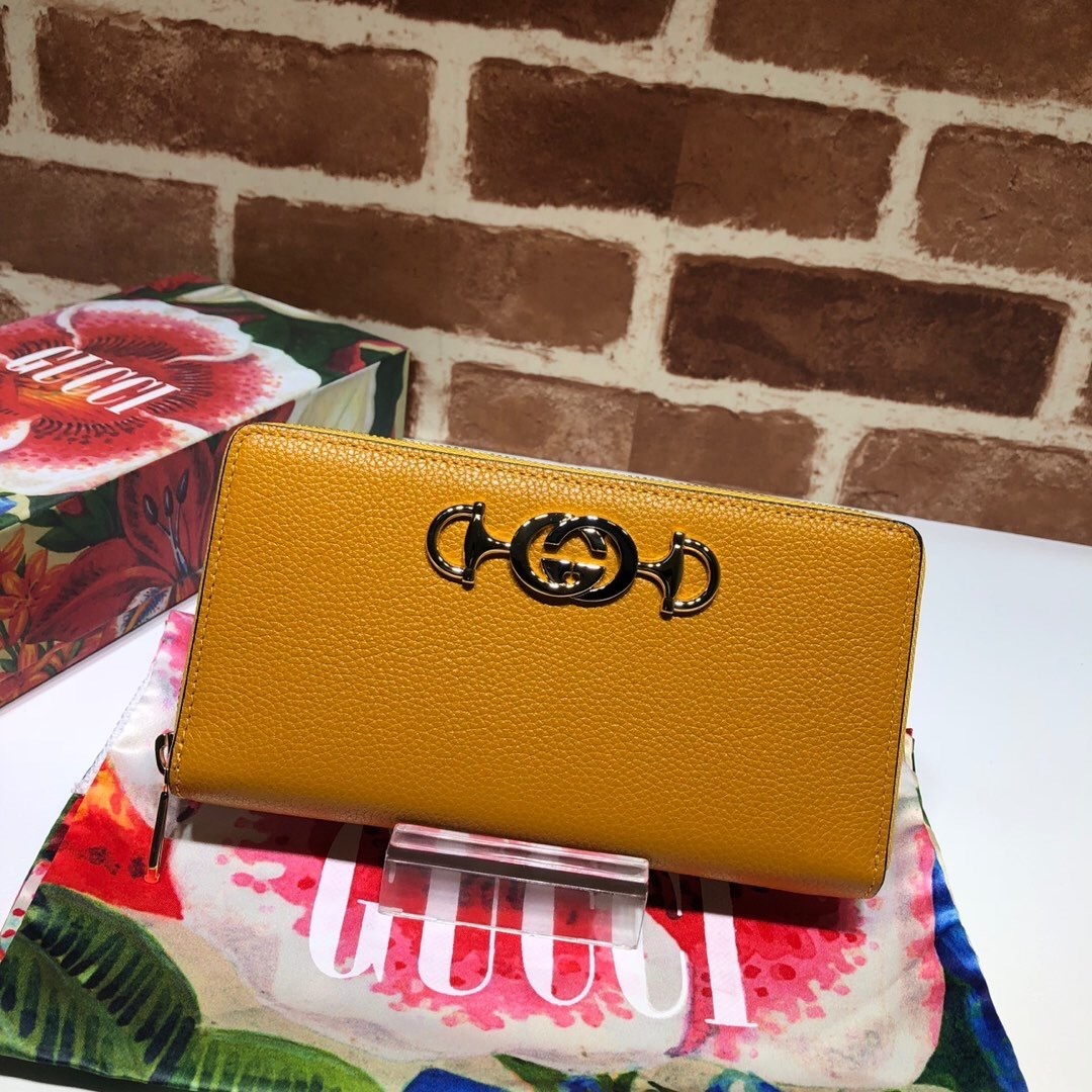 Gucci Zumi zip-around wallet in a yellow grainy leather with a gold- and silver-toned Interlocking G Horsebit logo