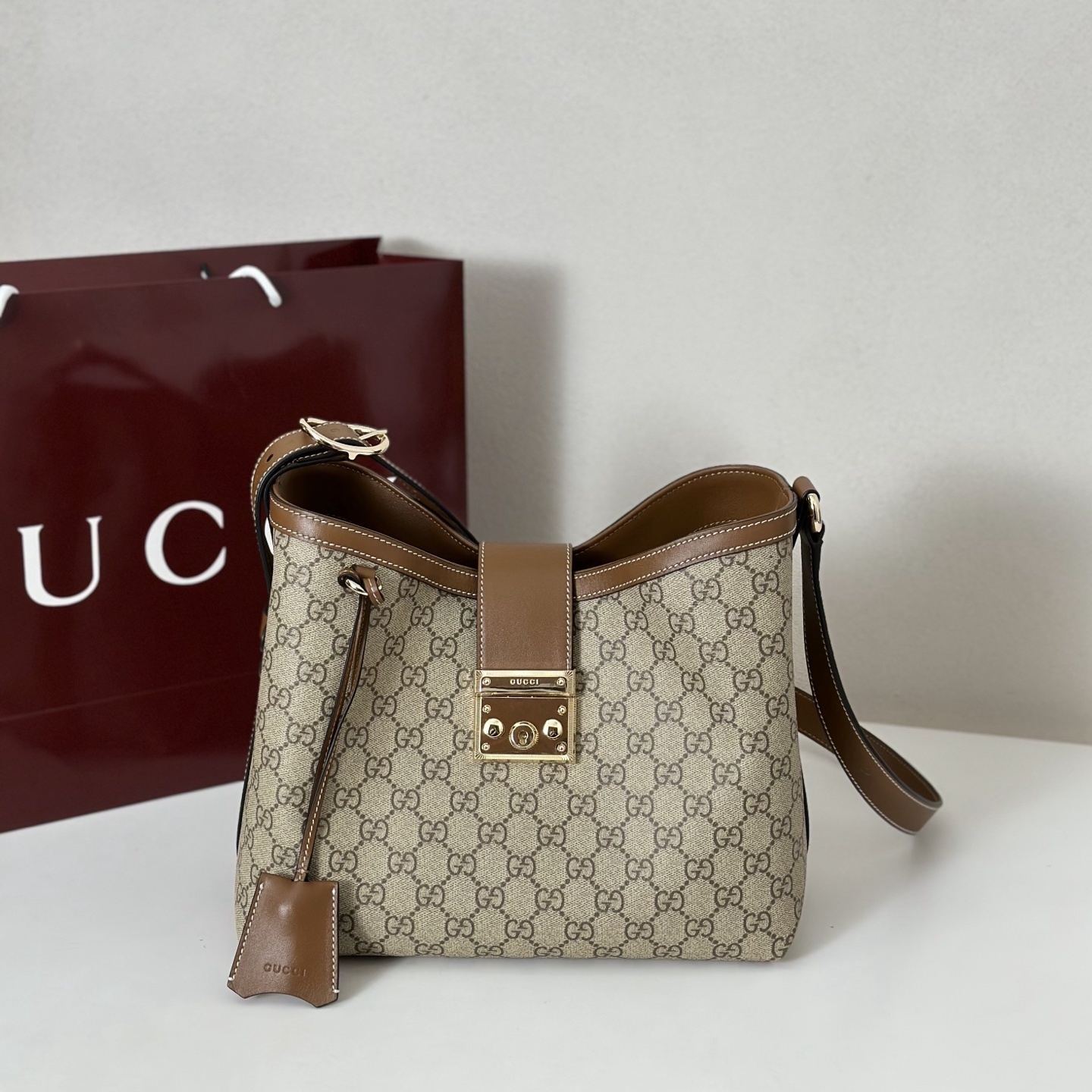 Gucci Padlock Medium GG Supreme shoulder bag in beige canvas and brown leather trim