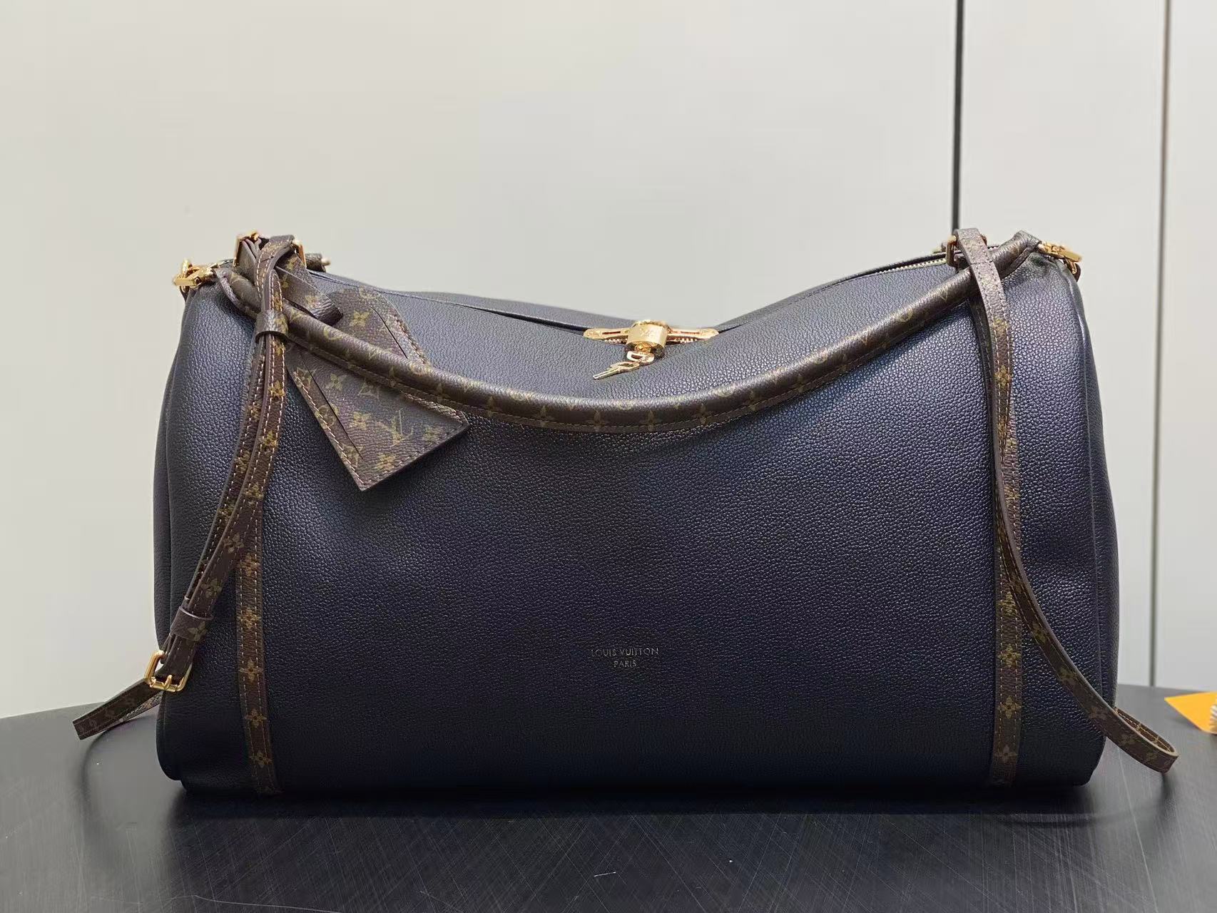 LV M26037 Express Travel bag