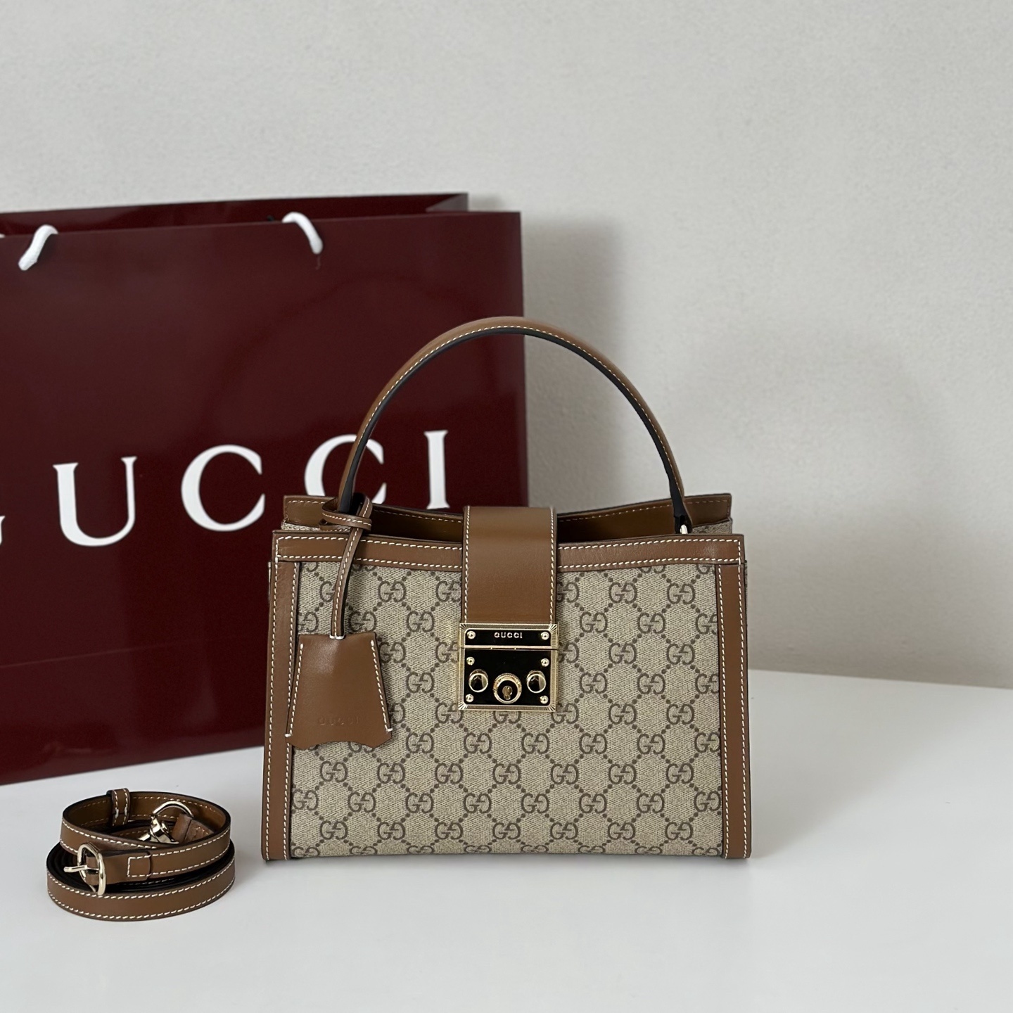 Gucci Padlock medium top handle bag in beige GG Supreme canvas with brown leather trim and light gold-toned hardware