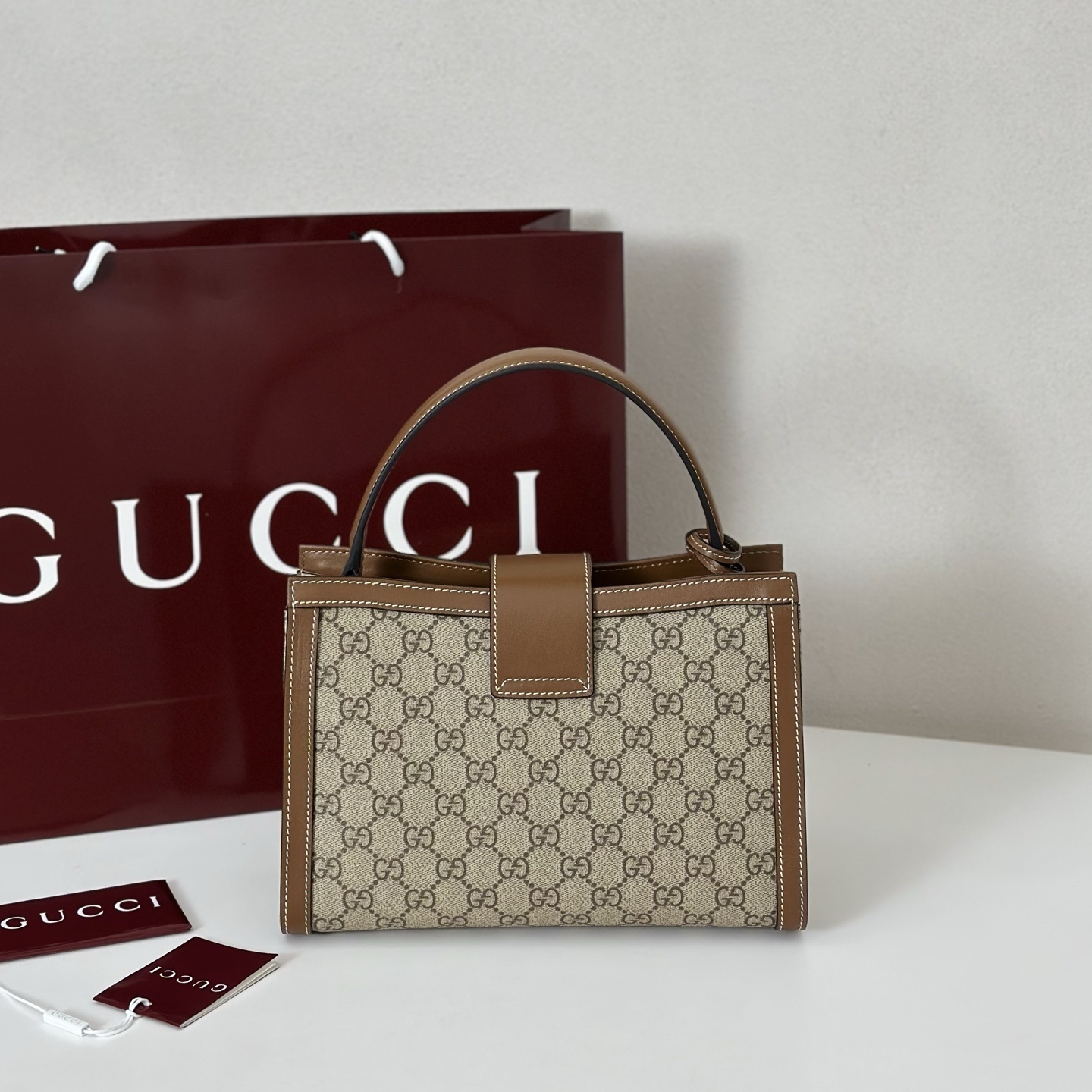 Gucci Padlock medium top handle bag in beige GG Supreme canvas with brown leather trim and light gold-toned hardware