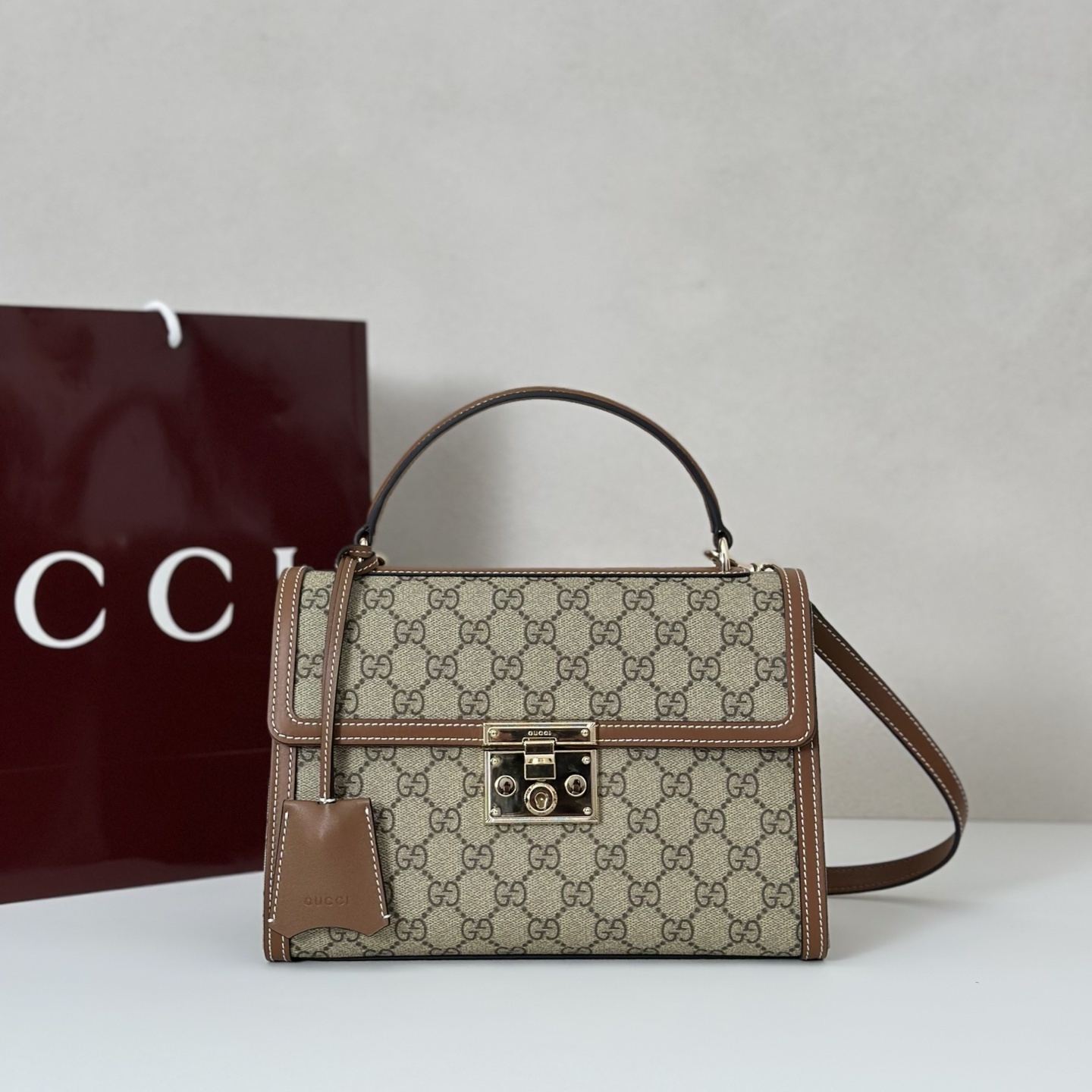 Gucci Padlock medium top handle bag in beige and brown GG fabric