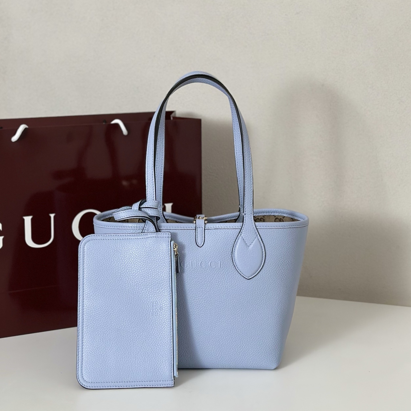 Gucci Totissima reversible tote bag in leather with an internal pouch light blue