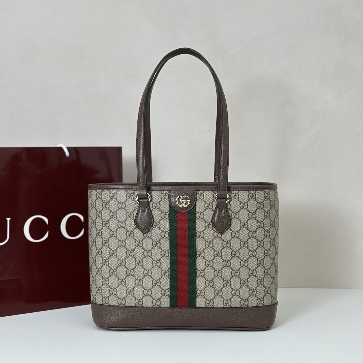 Gucci Ophidia medium tote bag in beige and brown GG Supreme canvas with brown leather trim and the signature green and red Web stripe