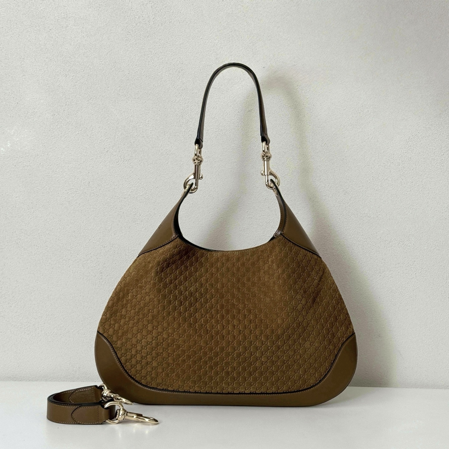 Gucci B medium shoulder bag in brown suede