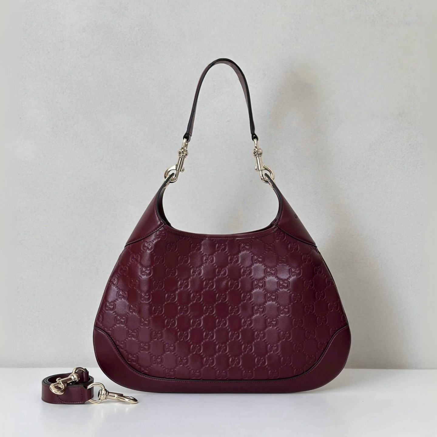 Gucci B medium shoulder bag in Burgendy suede.