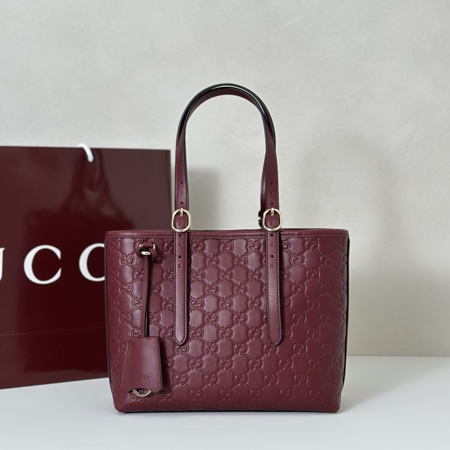 Gucci GG Emblem debossed leather tote bag in Rosso Ancora red