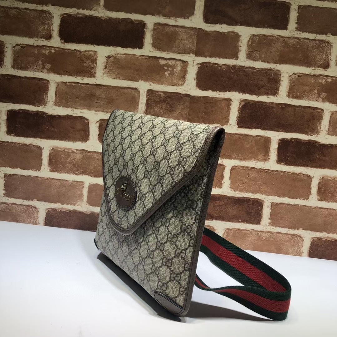 Gucci Neo Vintage GG Supreme medium messenger bag in beige and ebony canvas with brown leather trim.