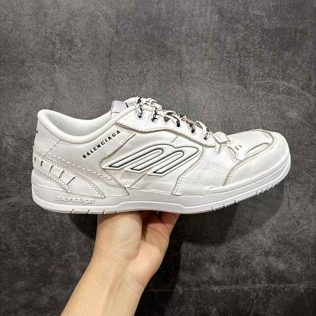 Balenciaga Hamptons Worn-out Sneakers in white cowskin and polyester