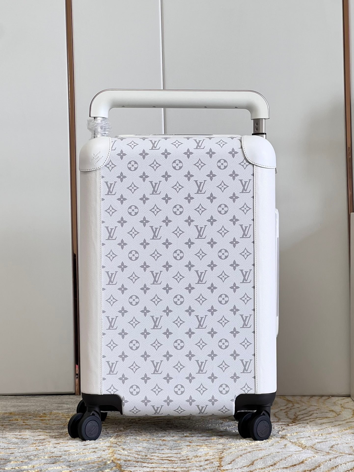 LV Horizon 55 rolling suitcase white cowhide-leather trim