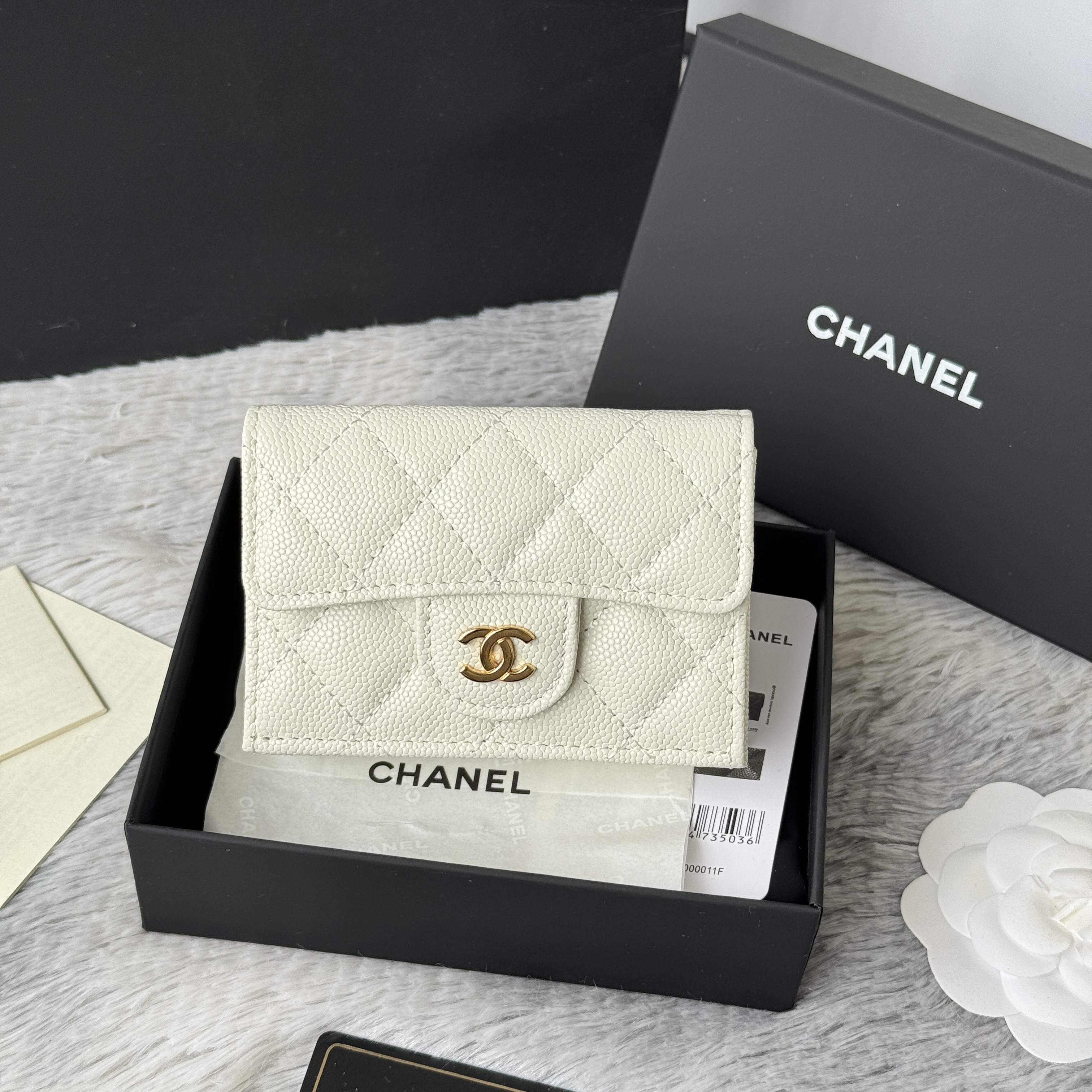 Chanel Classic Flap Card Holder in white caviar leather with gold-tone metal hardware