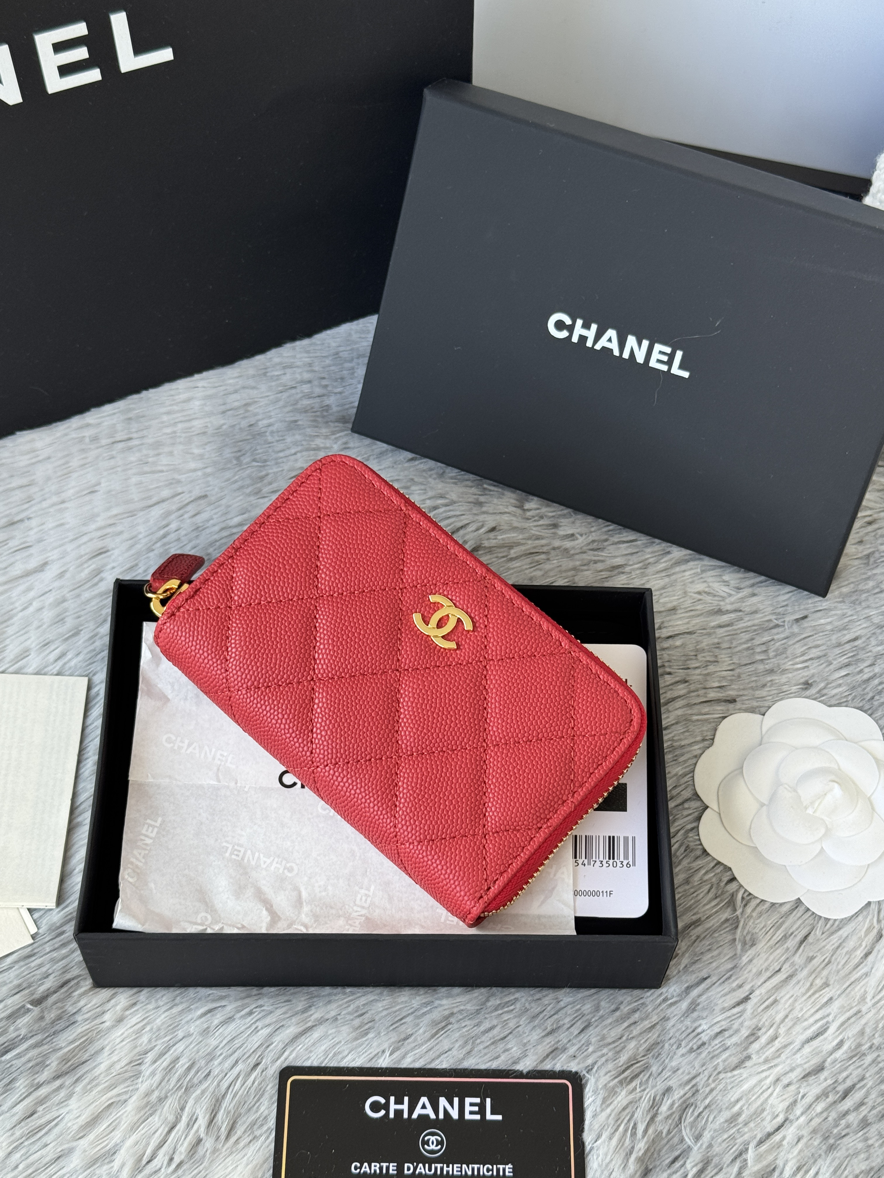Chanel zipped coin purse in red caviar leather