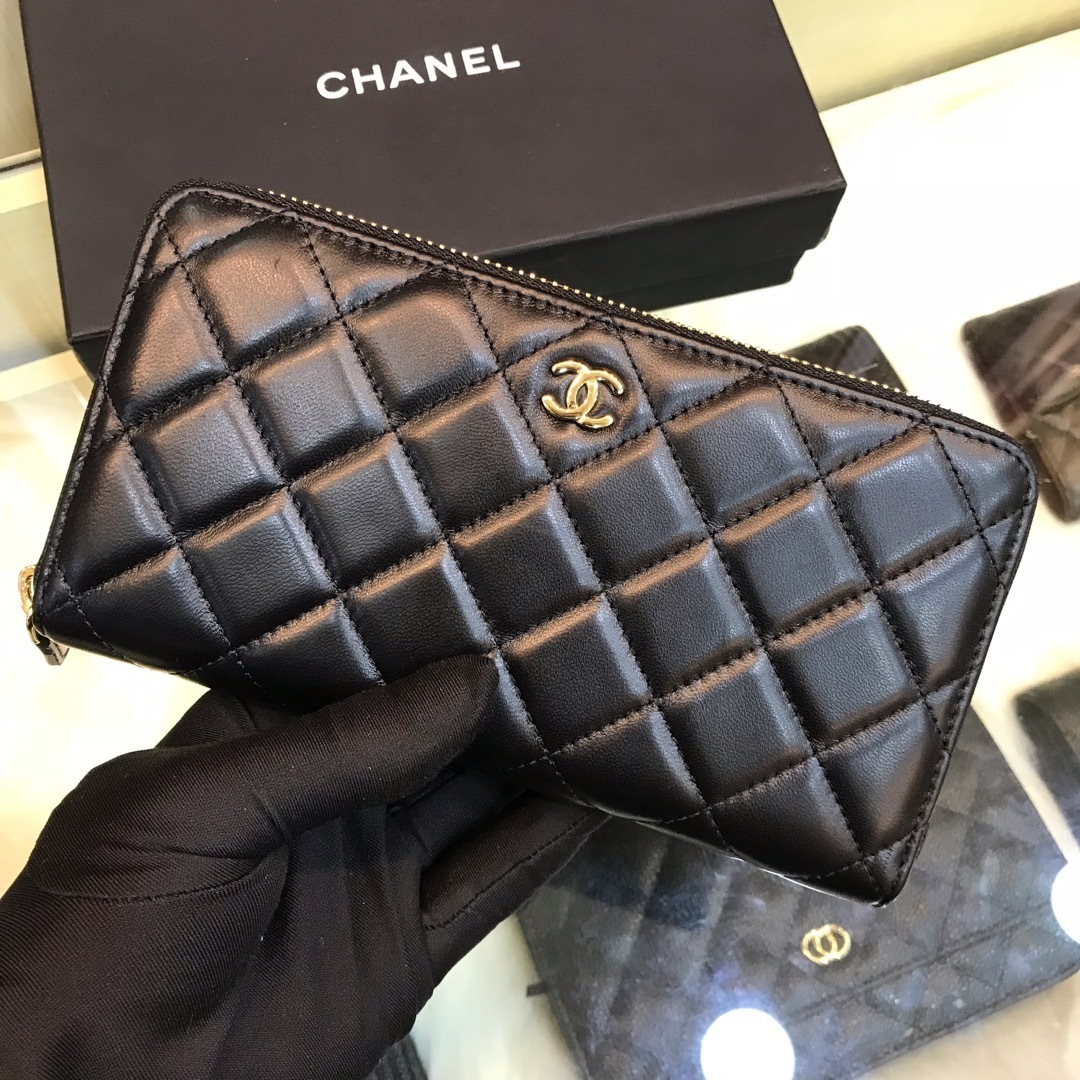 Chanel Classic Long Zipped Wallet in black lambskin leather