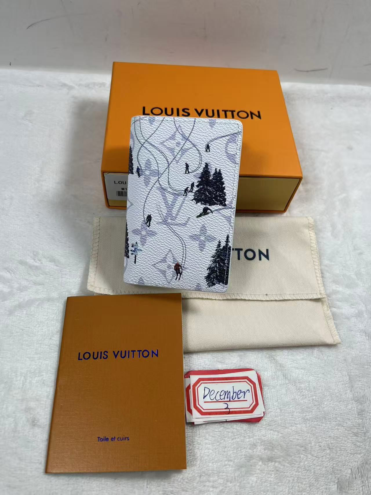 LV pocket organizer white