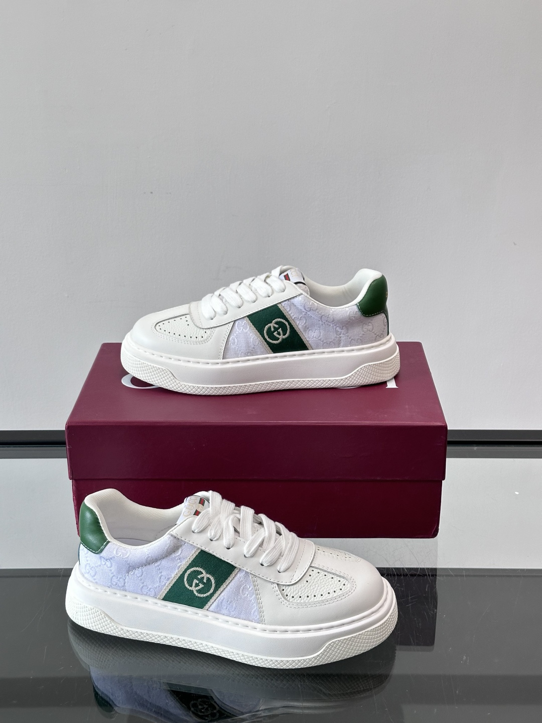 Gucci Screener sneaker in white leather and Original GG canvas with green and red