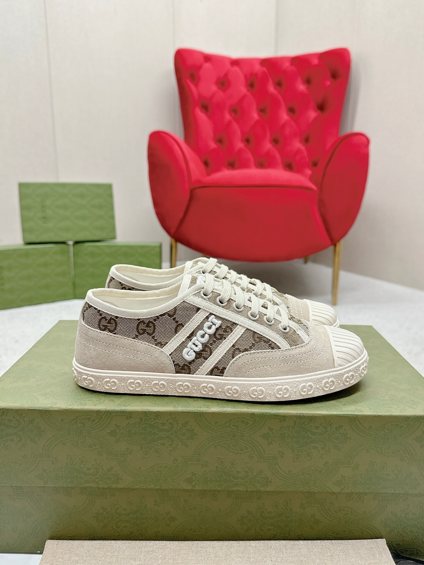 Gucci GG Canvas Signature Low-Top Sneaker in beige and white