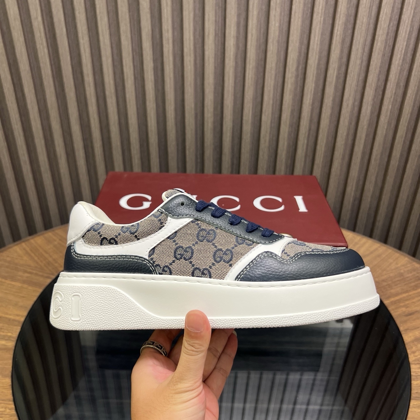 Gucci GG Supreme sneaker in beige and blue