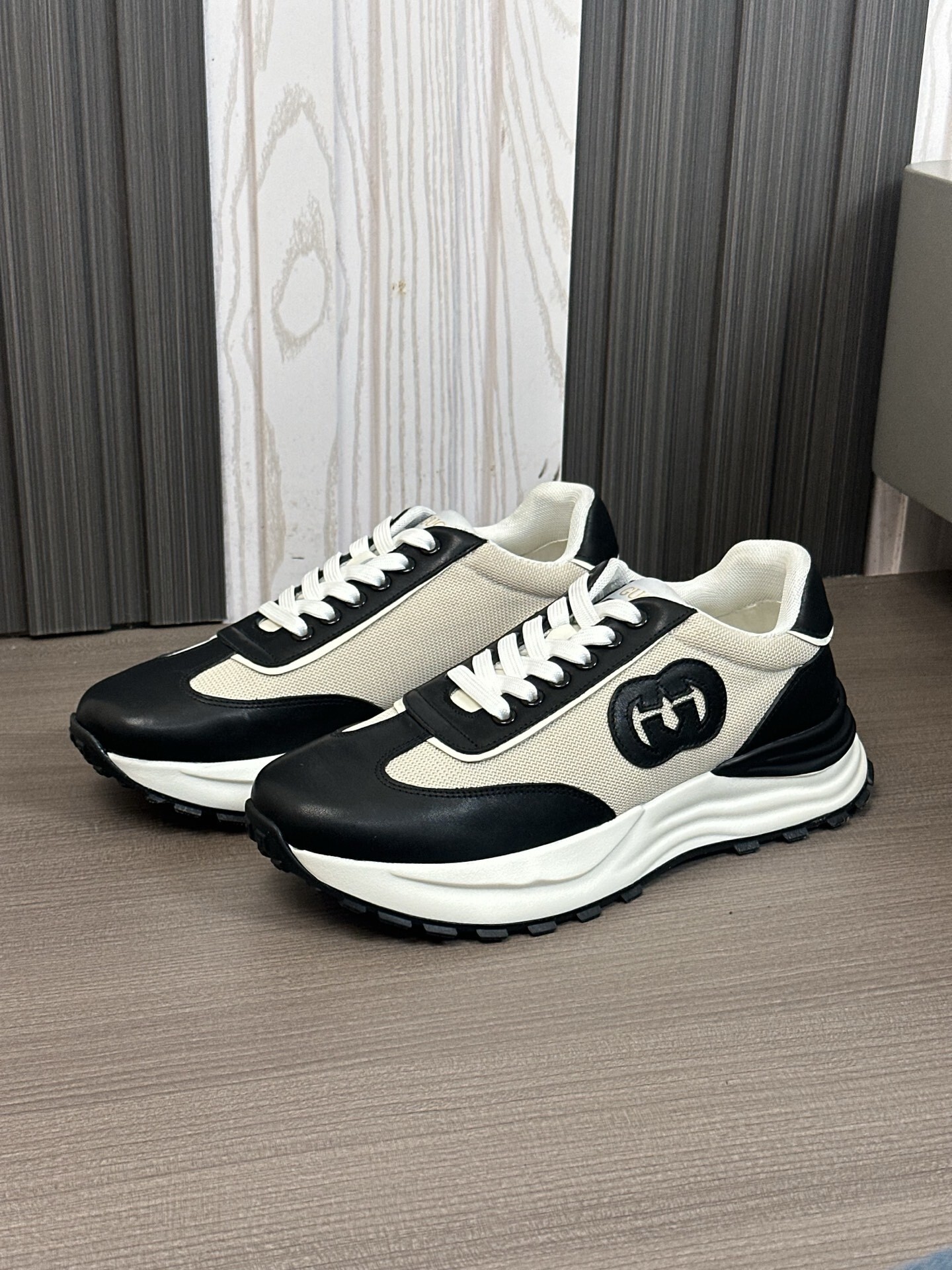 Gucci Run sneakers in black and white