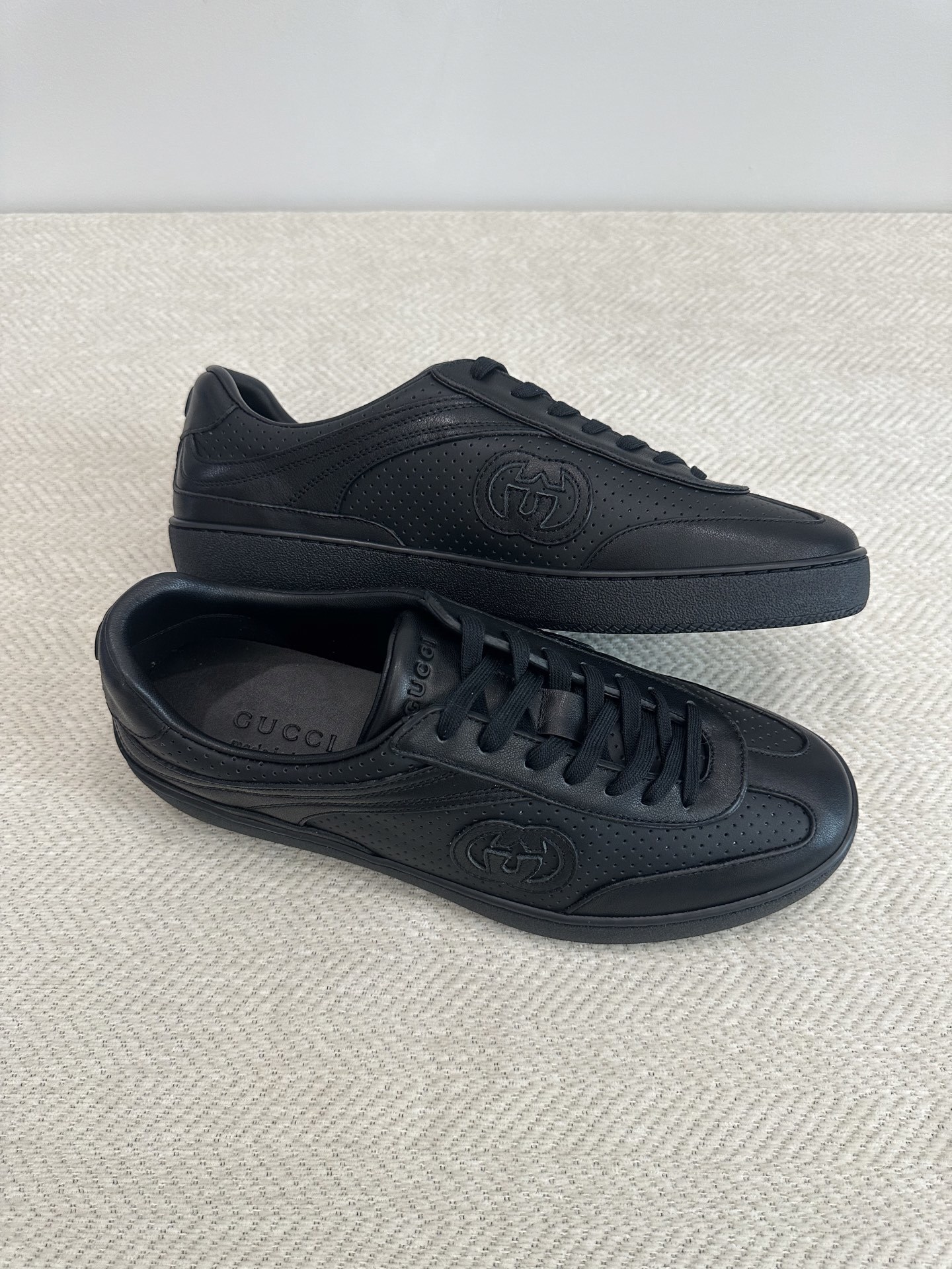 Gucci Men's G75 Interlocking G low-top sneakers in black leather