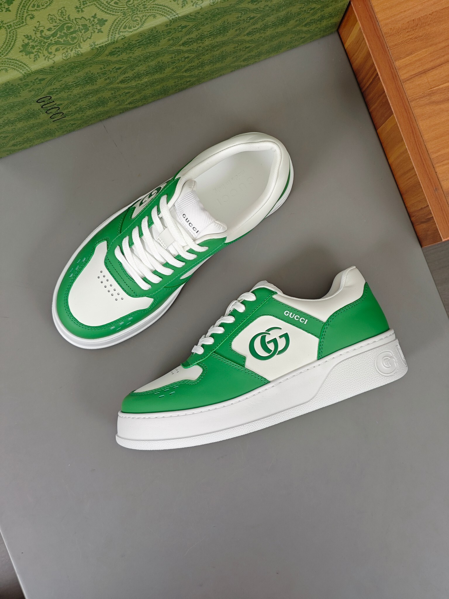 Gucci Mac80 leather sneakers in white and green.