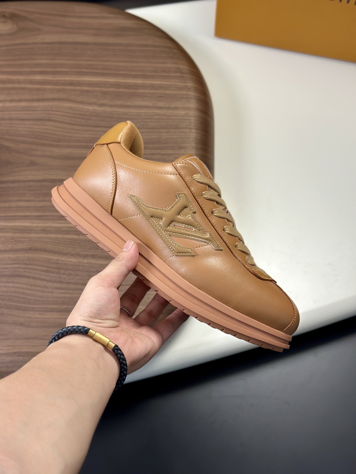 LV Buttersoft Sneaker in beige lambskin and calf leather.